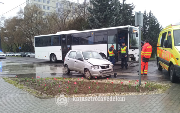 Autóbusz és személygépkocsi ütközött Dombóváron