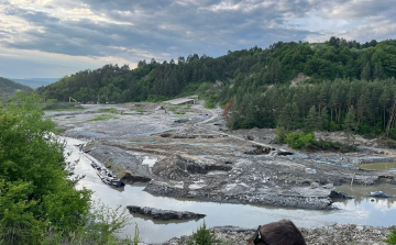 Parajd - Legalább tíz napot késnek a Korond-patak elterelési munkálatai