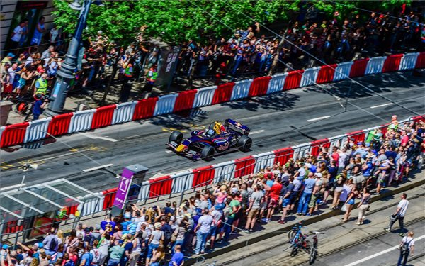 Kétszázezer néző látta a Nagy Futamot Budapest belvárosában