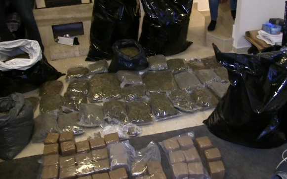 Több mint 140 kiló drogot találtak egy dílernél - VIDEÓ