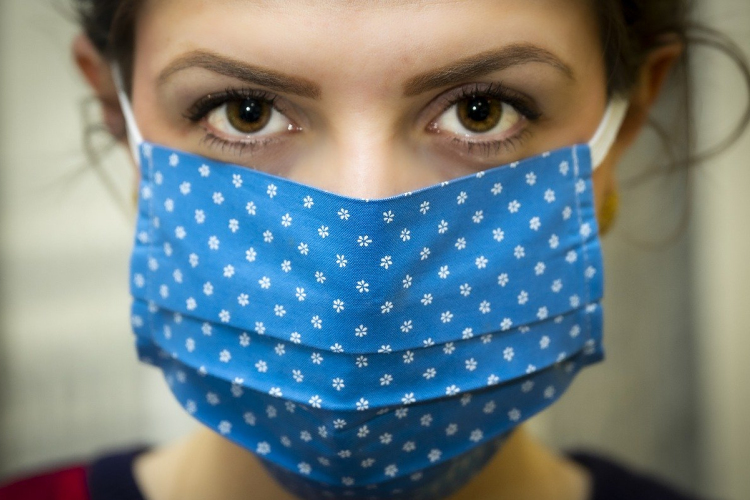 Feloldották a kültéri maszkviselési kötelezettséget Romániában