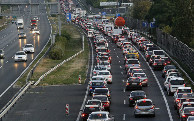 Hatsávossá bővül az M1-es autópálya Győrig