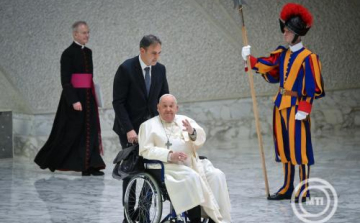 Vatikáni közlemény: Ferenc pápa állapota további kórházi kezelést tesz szükségessé