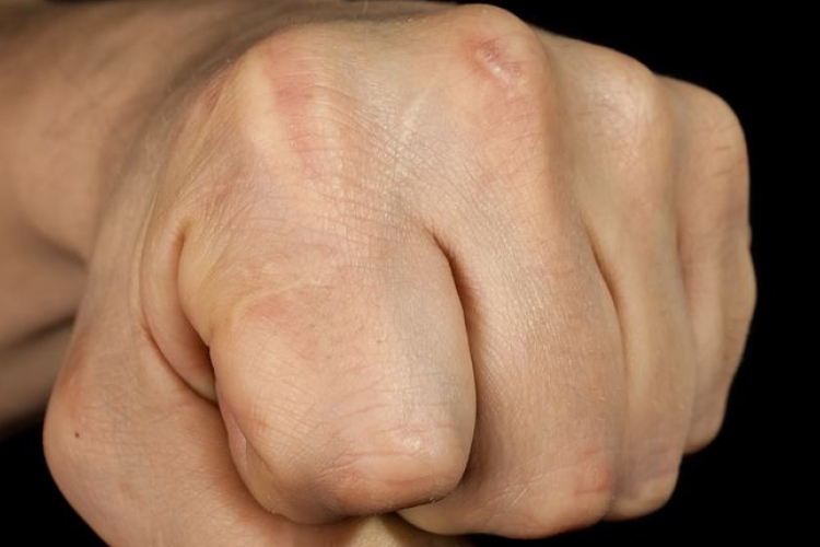 Cigit kért tőle, majd megdobta egy pohárral, ezért agyonverte egy székkel