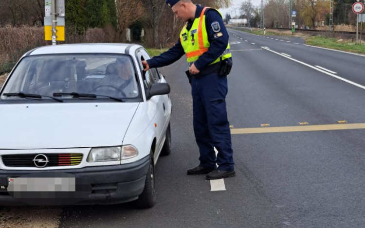 A vezetés közbeni telefonhasználatot ellenőrzi a rendőrség az utakon