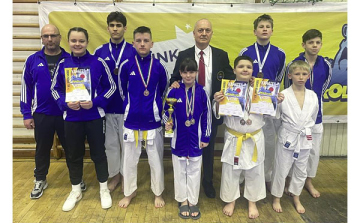8 dombóvári versenyző volt a karate diákolimpia országos döntőjében