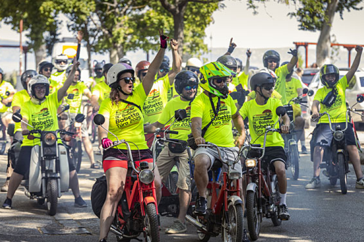 Sikeresen megszervezték idén is a Balaton kerülő retro kismotorozást