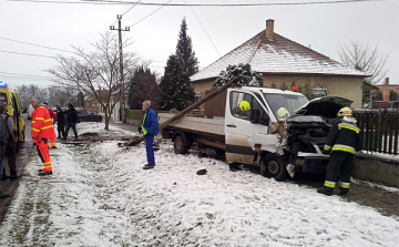 Parkoló autónak majd oszlopnak ütközött egy kisteherautó Dombóváron