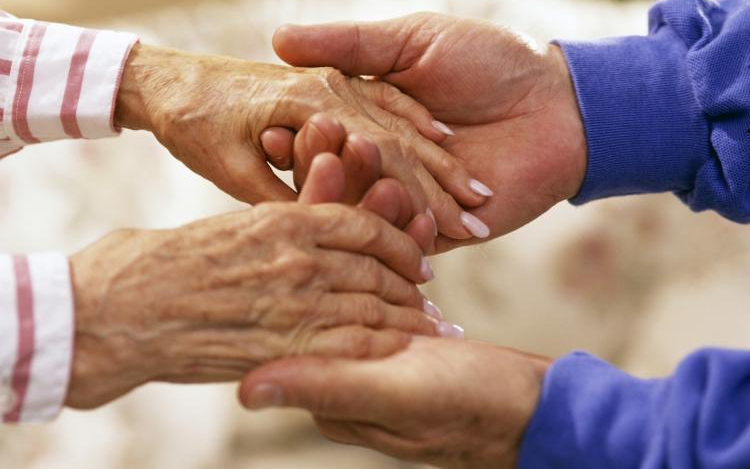 Idős gondozottak kárára történő visszaéléseket leplezett le a NAV