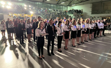 Az MMSZ Esterházy Miklós Technikum végzős diákjai is büszkén viselik a szalagot